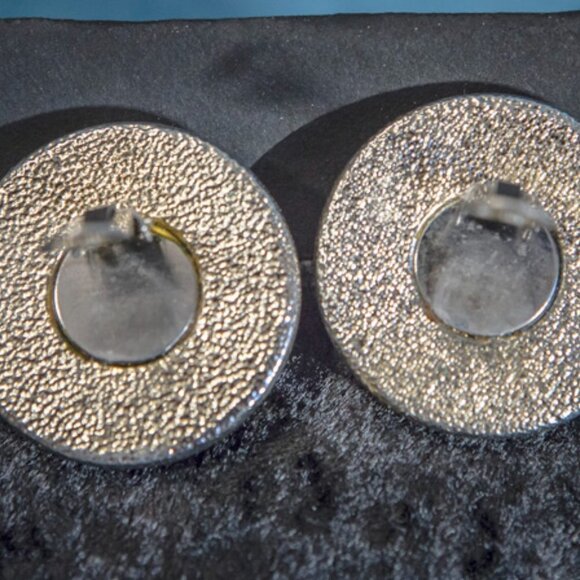 VINTAGE Gold Tone Clip On Dome Earrings GREEN/WHITE Marble - Picture 3 of 8